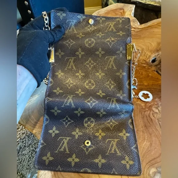 LOUIS VUITTON
Monogram Porte Tresor Etui Papiers
Wallet vintage converted - Picture 10 of 15